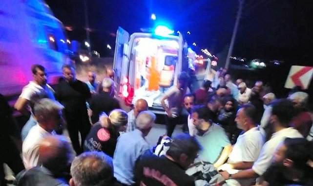 Yolcu obüsü ile hafif ticari araç çarpıştı: 1'i ağır 5 yaralı