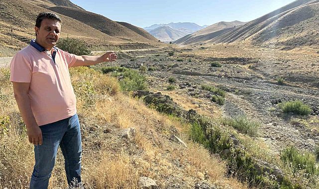 Yüksekova-İran arasındaki dere kuraklık nedeniyle kurudu