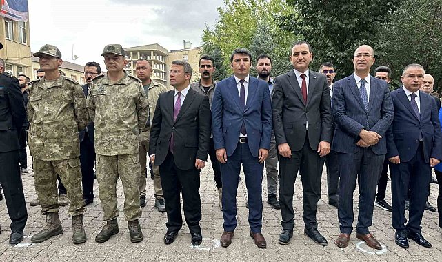 Yüksekova'da 30 Ağustos yağmur altında kutlandı