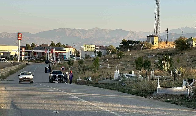Yüksekova'da mezarlıkta yer kalmadı, mezarlar yola taştı