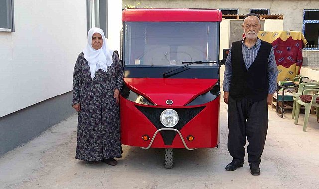 Yürümekte zorlanan anne ve babası için elektrikli araba dizayn etti