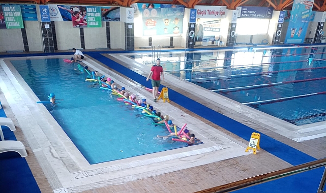 Kars'ta yüzme havuzunun her saati dolu geçiyor
