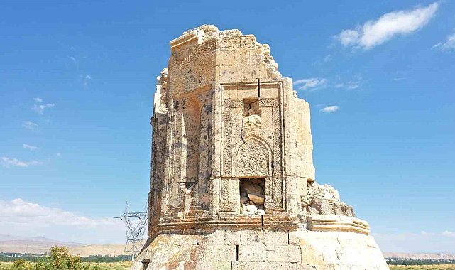 600 yıllık Kara Yusuf Bey Kümbeti onarılmayı bekliyor