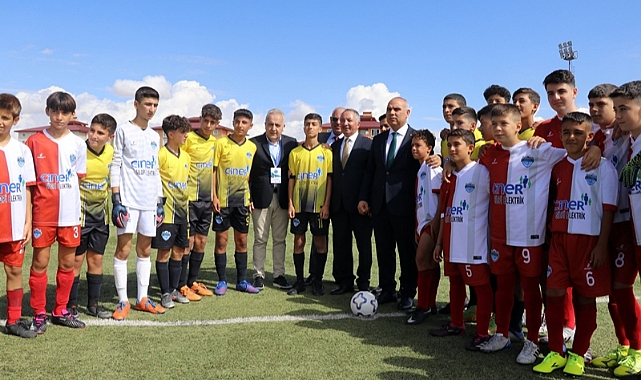 Ağrı'da depremzede çocukların katılımıyla düzenlenen futbol turnuvası başladı