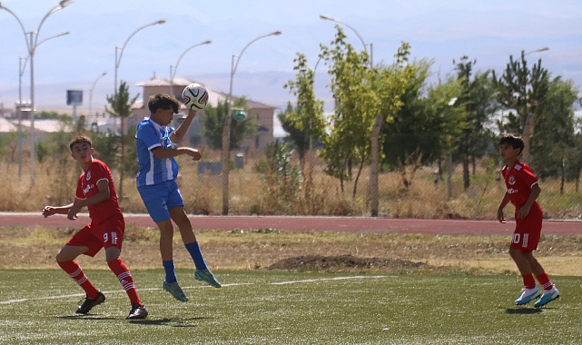 Ağrı'da "UYAFA Ağrı Dağı Cup Futbol Turnuvası" devam ediyor