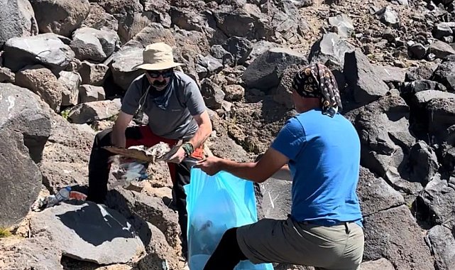 Ağrı Dağı'nda 4200 rakımda çöp toplama etkinliği