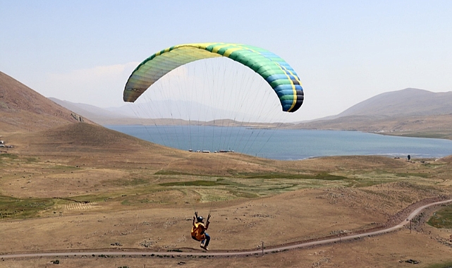 Ağrı'daki Balık Gölü ve çevresi yamaç paraşütü tutkunlarını ağırladı