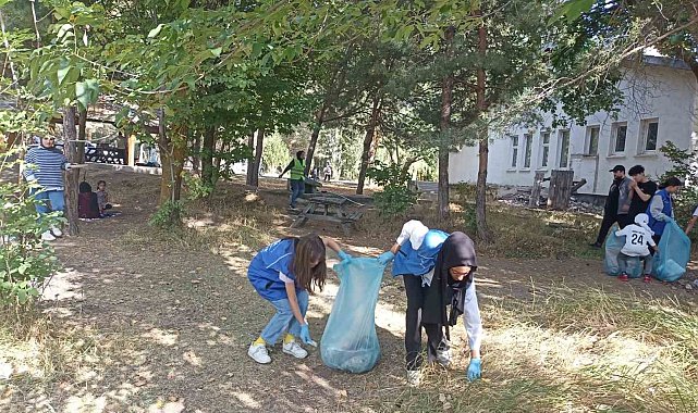 Ağrı'da Gençlik Merkezi gönüllüleri çevre temizliği yaptı