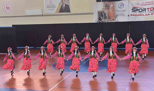 Ahlat'ta 'Kulüpler Arası Halk Oyunları Bölge Yarışması' yapıldı