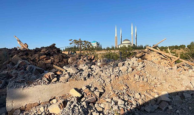 Akçadağ'da ağır hasarlı binaların yıkımları sürüyor