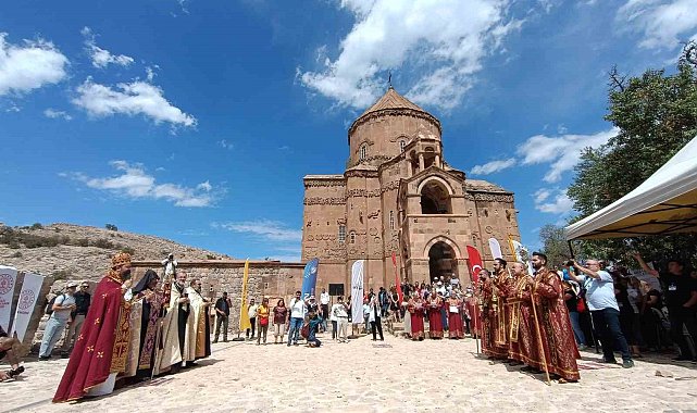 Akdamar Adası'ndaki 11. Ermeni ayini sona erdi