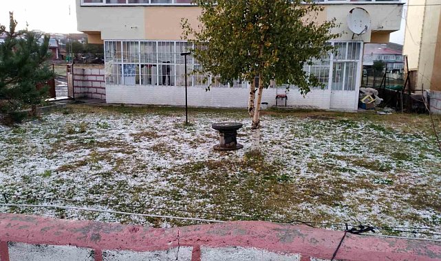 Aniden bastıran dolu yağışı ilçeyi beyaza bürüdü