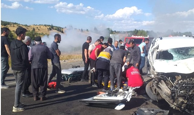 Araca çarpan vinç alev aldı: 5 yaralı