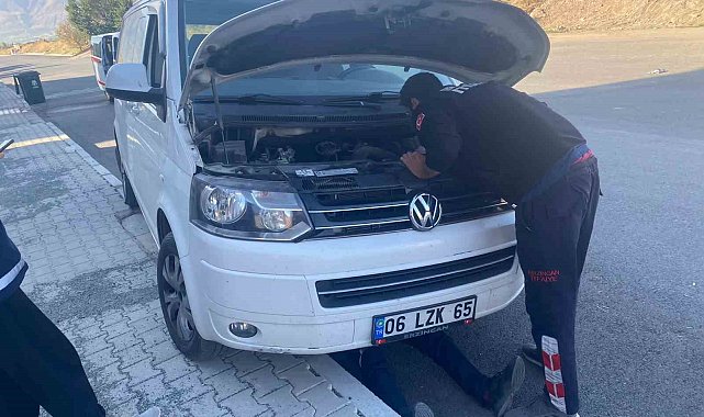 Aracın motoruna sıkışan yavru kediyi itfaiye kurtardı