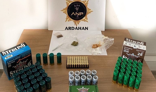 Ardahan Otobüs Terminali'nde üzerinde uyuşturucu bulunan kişi gözaltına alındı