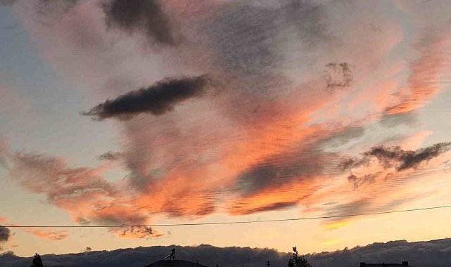 Ardahan'da gökyüzü kızıla boyandı