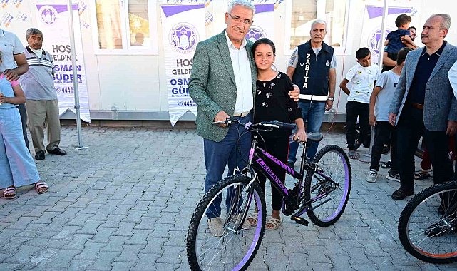 Battalgazi'de depremzede çocuklara bisiklet hediye edildi