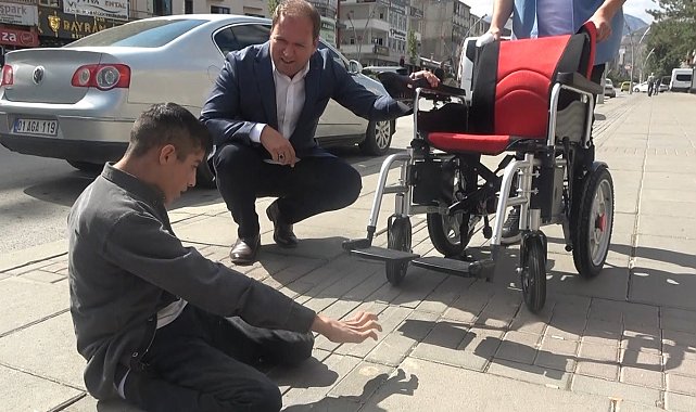 Bin 500 kilometre yol kat ederek Recep'e akülü sandalye getirdiler