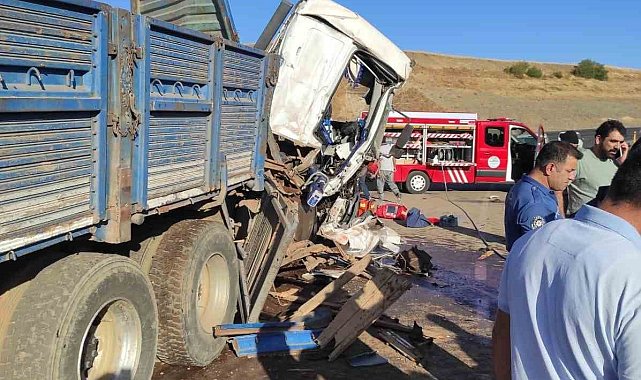 Bingöl'de kamyon ve tır çarpıştı: 2 yaralı