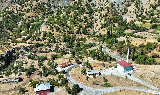 Büyükşehir'in Pütürge'de asfalt çalışmaları sürüyor