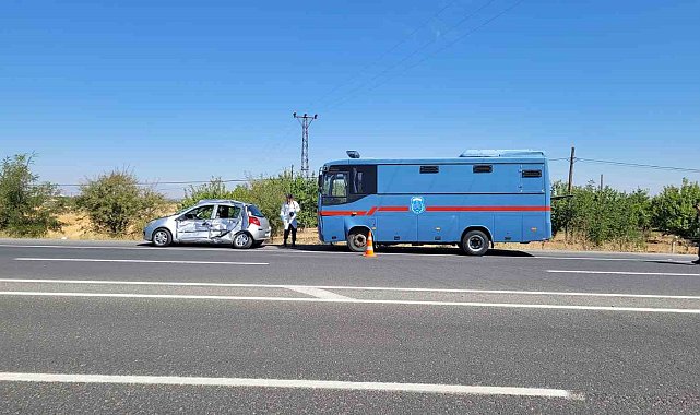 Cezaevi nakil aracı ile otomobil çarpıştı: 1 ölü 4 yaralı
