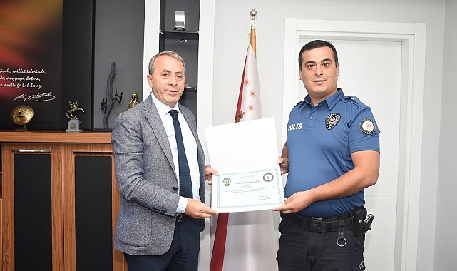 Çocuklara şefkat eli uzatan polis teşekkür belgesiyle ödüllendirildi