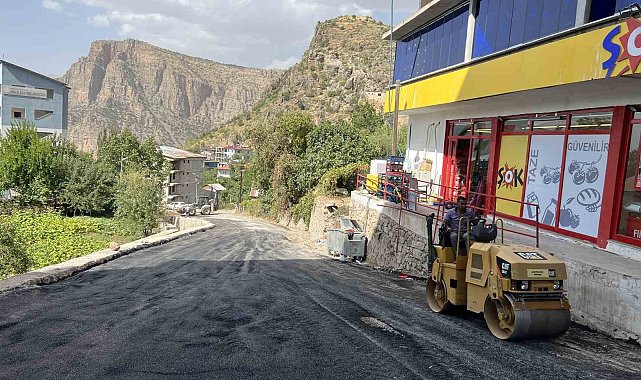 Çukurca'da yol asfaltlama çalışması