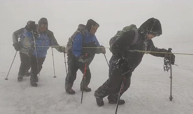 Dağcılar sis ve fırtınada Ağrı Dağı'na tırmandı