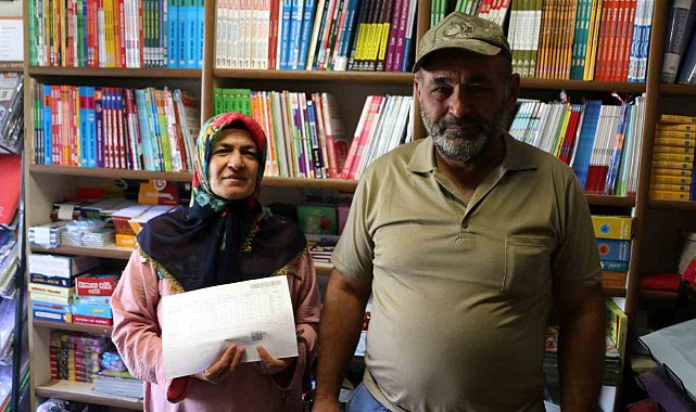 Depremde ölmediğini ispatlamaya çalışıyor