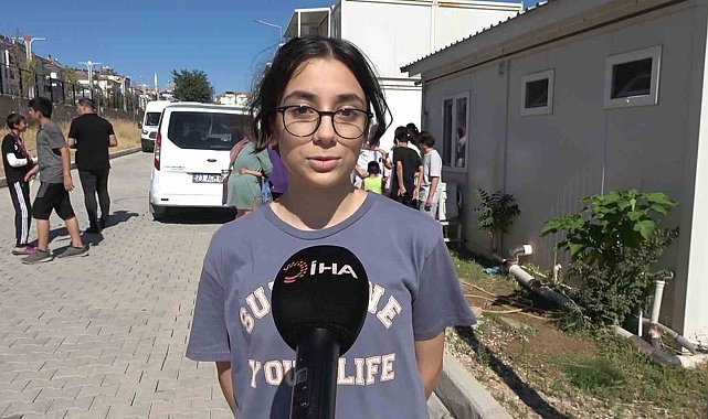 Depremzede akranlarına kırtasiye yardımında bulunan öğrenciden yüreklere dokunan sözler