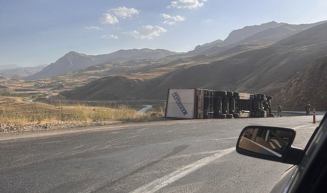 Devrilen tırdan sürücüsü yara almadan kurtuldu