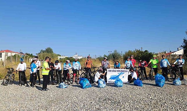 Dünya kıyı günü dolayısıyla Van Gölü sahilinde çüp topladılar