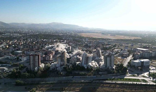 Dünyada ilk kez 15 katlı 9 blok tek seferde patlayıcı ile yıkıldı