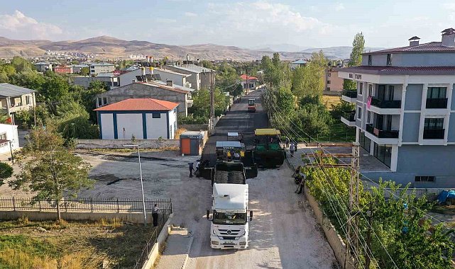 Edremit'te asfalt çalışmalarını sürdürüyor