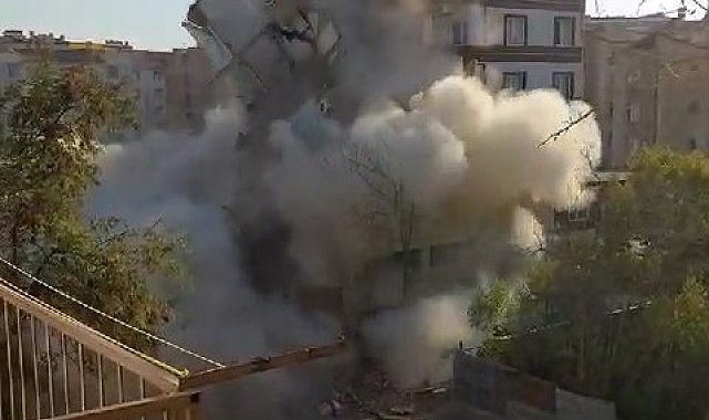 Elazığ'da ağır hasarlı bina tek dokunuşta yerle bir oldu