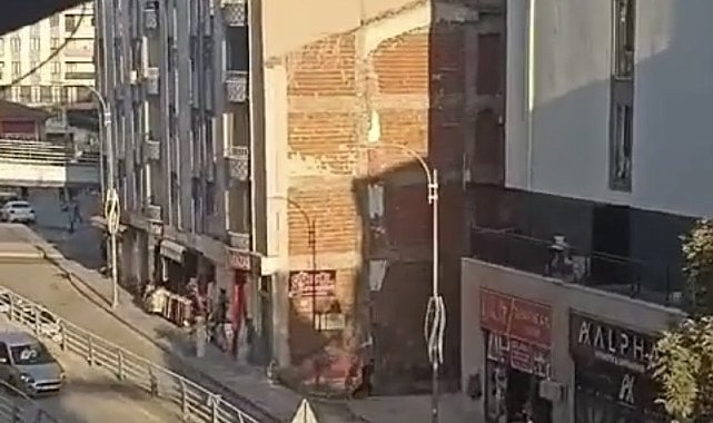 Elazığ'da cadde ortasında silahlı kavga kamerada