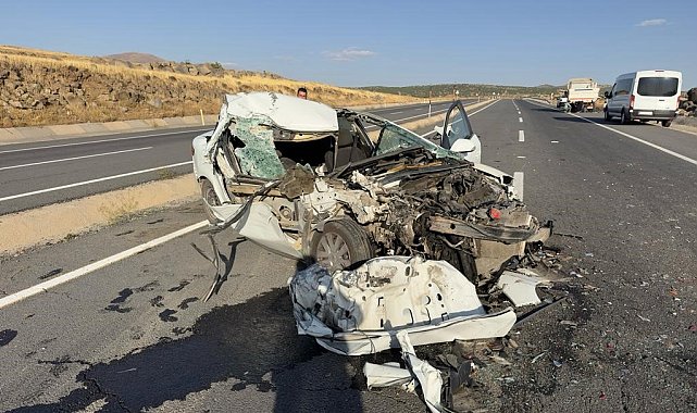 Elazığ'da kamyonla çarpışan otomobil hurdaya döndü: 1 ölü, 1 yaralı