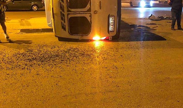 Elazığ'da minibüs ile otomobil çarpıştı: 1 yaralı