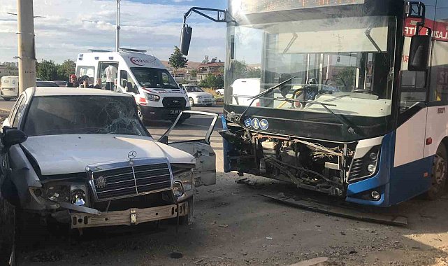 Elazığ'da otobüs 2 otomobile çarptı: 5 yaralı