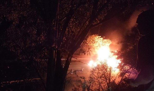 Elazığ'da tırın dorsesi alev alev yandı, patlama sesleri korkuttu