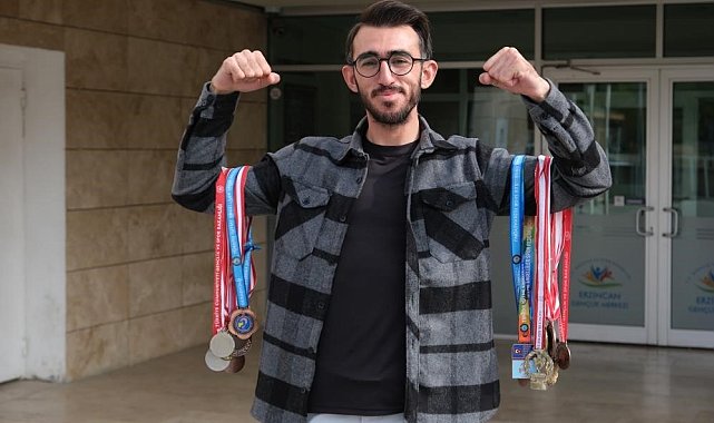 Engelleri yıkan gencin 10 parmağında 10 marifet