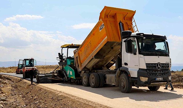 Erciş'te yol asfaltlama çalışması