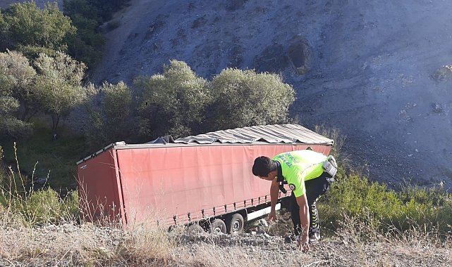 Erzincan'da tır şarampole uçtu