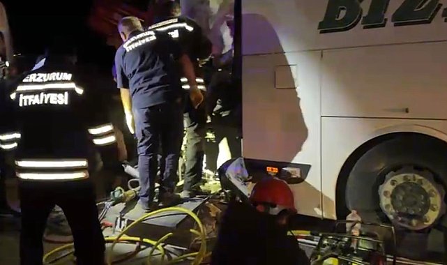 Erzurum'da yolcu otobüsü traktör römorkuna çarptı: 2 ölü, 14 yaralı