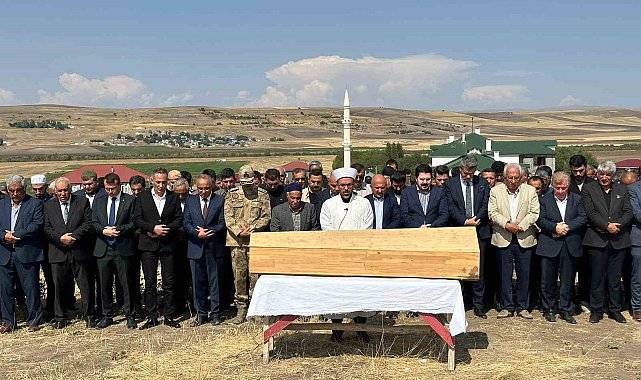 Eski Ağrı Belediye Başkanı Sayan'ın annesi son yolculuğuna uğurlandı