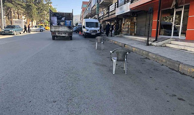 Esnafın duba ve sandalyeli yol kapatmasına tepki