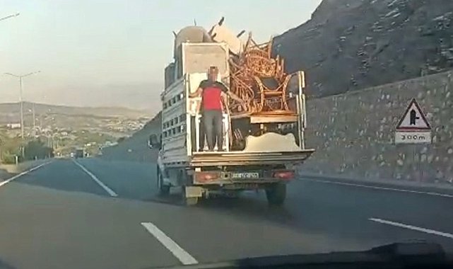 Eşya yüklü kamyonetin arkasında tehlikeli yolculuk