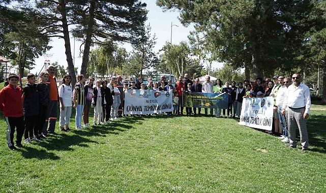 Gençler poşetleri aldı, çevredeki çöpleri topladı