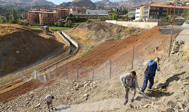 Hakkari Belediyesi patika yola merdiven yaptı