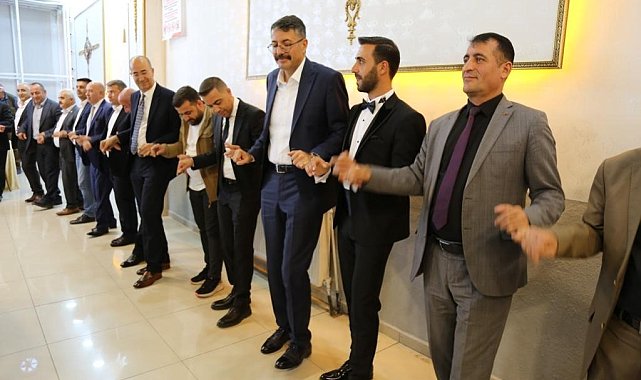 Hakkari'de 3 bin kişinin katıldığı düğünde Vali Çelik de halay çekti